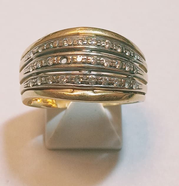 UN ANILLO REALIZADO EN ORO KTE 18 Y PLATINO CON BRILLANTES QTE 0.22 TOTAL APROX. PIEDRA ROTA Y FALTA PIEDRA PESO 5.8 GRS MEDIDA 19