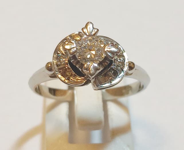 UN ANILLO REALIZADO EN PLATINO CON BRILLANTE CENTRAL QTE 0.20 Y BRILLANTES QTE 0.06 TOTAL APROX COMPLEMENTARIOS PESO 4.4 GRS. MEDIDA 15