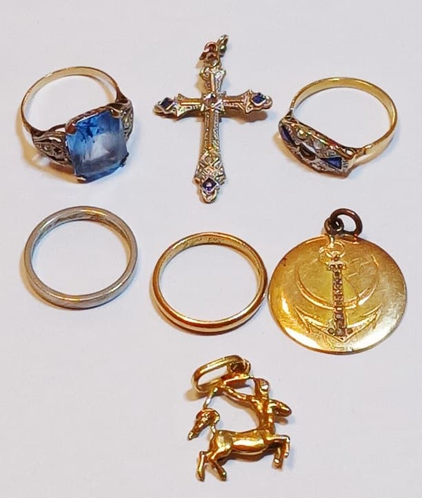 CUATRO ANILLOS, DOS COLGANTES, UNA CRUZ, REALIZADOS EN ORO, PLATINO, ORO PLATINADO, METAL, CON PIEDRAS, DIAMANTES, FALTAN PIEDRAS, GRABADOS. PESO TOTAL APROX. 23.5 GRS.