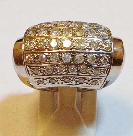 UN ANILLO REALIZADO EN ORO BLANCO, CON BRILLANTES (DEF)QTE 0.75 APROX, Y PIEDRAS DE IMITACION PESO APROX. 10.1 GRS. MEDIDA 18