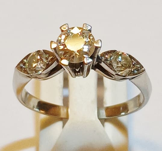 UN ANILLO REALIZADO EN PLATINO CON BRILLANTE (DEF) CENTRAL QTE 0.65 APROX Y BRILLANTES (DEF) LATERALES QTE 0.35 TOTAL APROX. PESO APROX. 4.8 GRS. MEDIDA 19