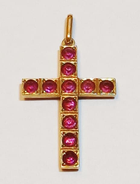 UNA CRUZ REALIZADA EN ORO KTE 18 CON TURMALINAS ROSAS PESO APROX. 5.7 GRS. MEDIDA APROX 4.5 X 2.6 CM INF LAB. 86753