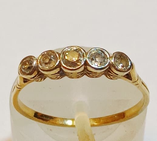 UN ANILLO CINTILLO REALIZADO EN ORO KTE 18 Y ORO PLATINADO CON BRILLANTES (DEF) QTE 0.20 TOTAL APROX. PESO APROX. 1.7 GRS. MEDIDA 17