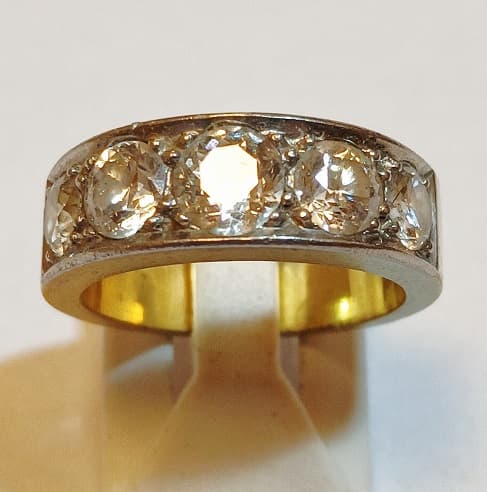 UN ANILLO REALIZADO EN ORO KTE 18 Y PLATINO CON BRILLANTES (DEF) QTE 1.25 TOTAL APROX. PESO 7.5 GRS. MEDIDA 11