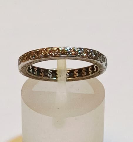 UN ANILLO RIVIERE REALIZADO EN PLATINO CON BRILLANTES QTE 0.60 TOTAL APROX. PESO 3.5 GRS, APROX. MEDIDA 14
