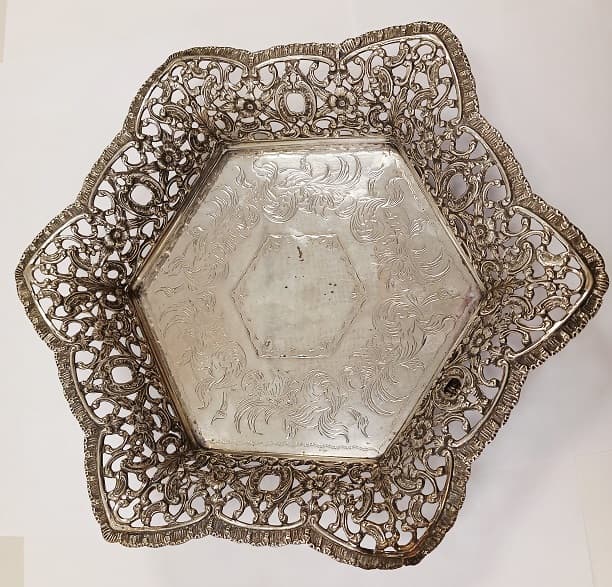 UN CENTRO REALIZADO EN PLATA, DE FACTURA HEXAGONAL, LABRADO Y CALADO, PESO APROX. 1131 GRS.