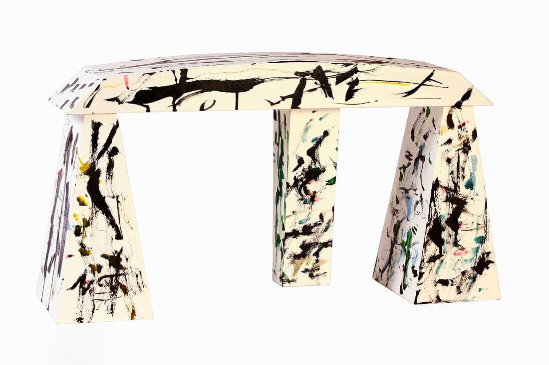 Sin título. Escultura. Técnica mixta sobre tabla. Obra de Alejandro Avakian. Firmada en la base izquierda. Medidas 33 x 60.5 x 16.5 cm. En buen estado. Con pequeños desgastes del tiempo en los bordes.