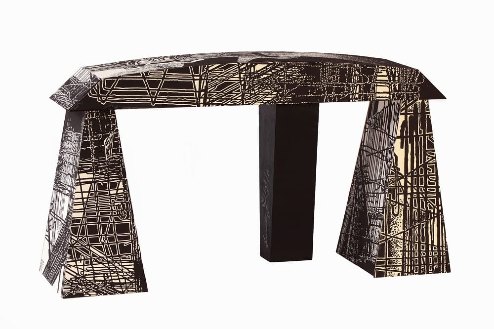 "Cuando el Cometa Halley se reflejó en el Transbordador". Escultura. Técnica mixta sobre tabla. Obra de Leonardo Gotleyb. Firmada en el pie central. Medidas 33 x 60.5 x 16.5 cm. En buen estado. Con pequeños rasponcitos del tiempo sobre los bordes.