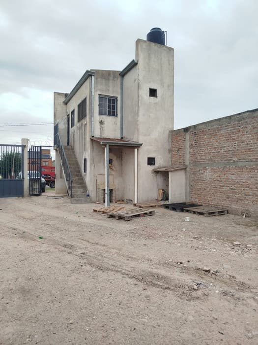 Inmueble, GALPÓN, en la calle Ruta 11 (calle 122) entre 25 y 26, partido de Berisso. DESOCUPADO.