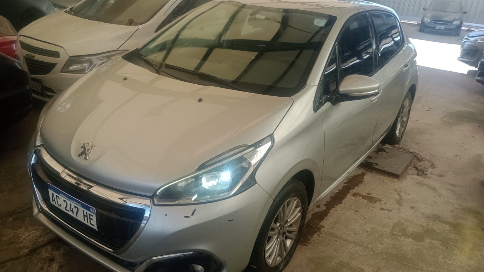 AUTOMOTOR PEUGEOT MODELO 208 ALLURE 1.6, SEDAN 5 PTAS, AÑO 2018, COLOR GRIS. EN BUEN ESTADO.