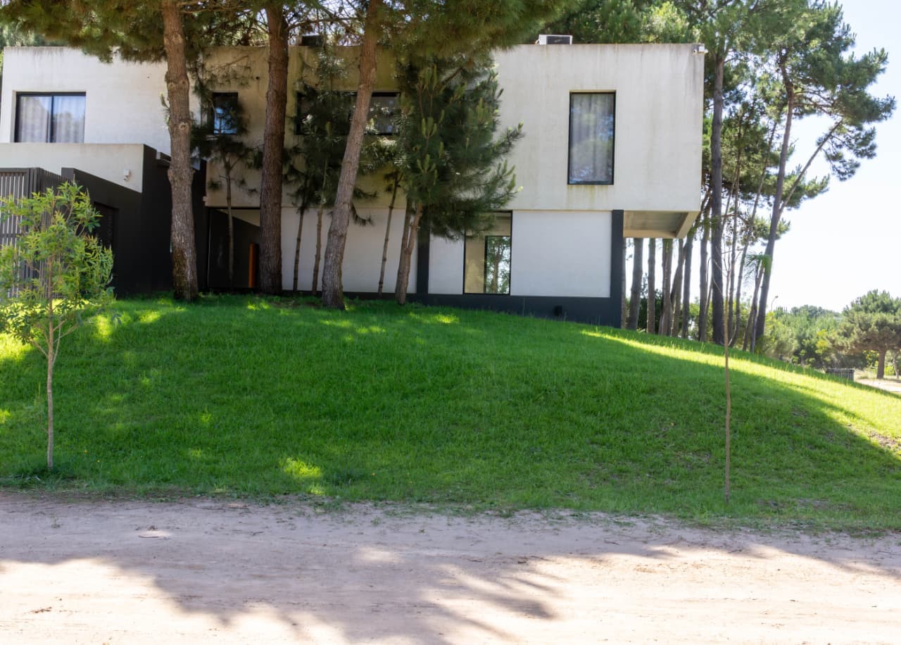 SUBASTA EN DOLARES Inmueble ubicado en calle De Las Nereidas esquina Perseo de Pinamar. DESOCUPADO.
