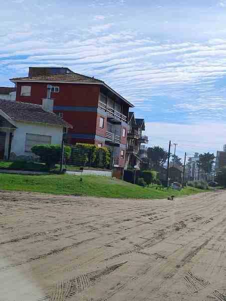 Inmueble ubicado en calle  AV I Nro 1882 entre 118 y 119 uf 14 de Villa Gesell. DESOCUPADO.
