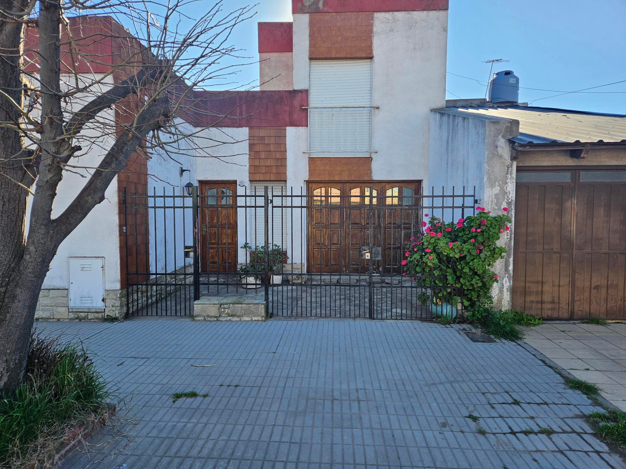 Inmueble urbano tipo vivienda familiar, calle Rivadavia 2312 de Bahia Blanca