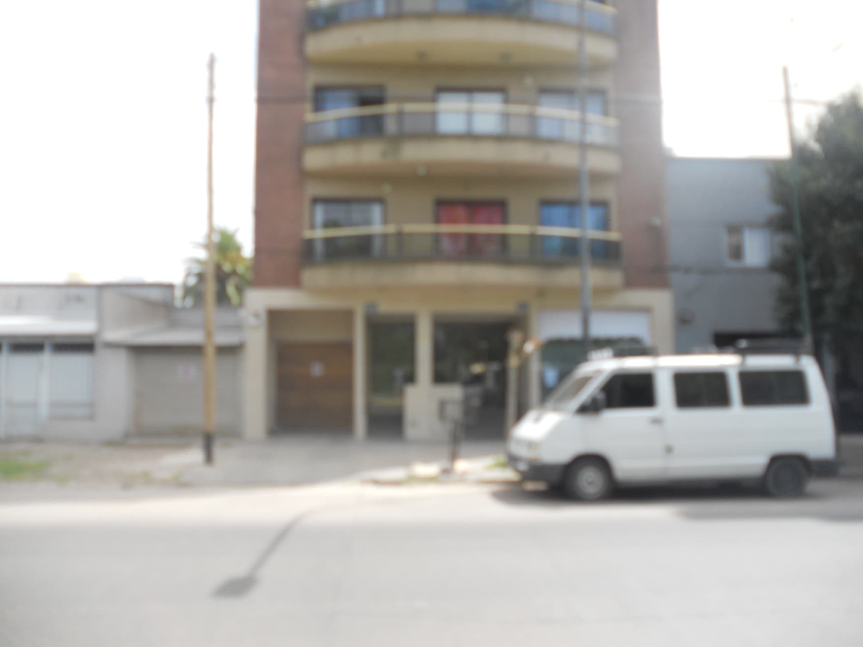 EN DÓLARES. Subasta Ad Corpus departamento ubicado en 37 N°1471, del Partido de La Plata. OCUPADO.