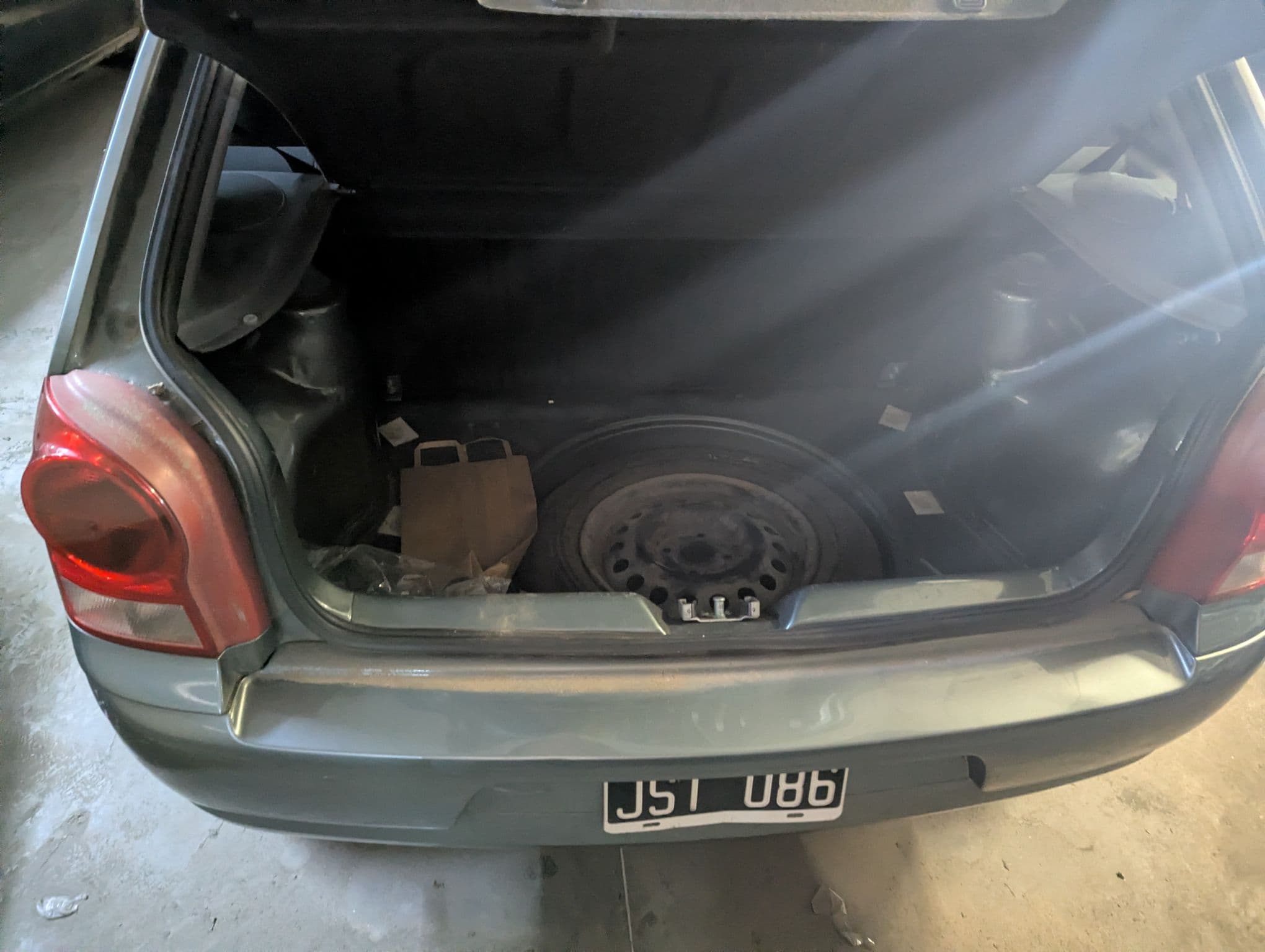 AUTOMOTOR VOLKSWAGEN GOL 1.6, SEDAN 3 PUERTAS, AÑO 2011, COLOR GRIS. REGULAR