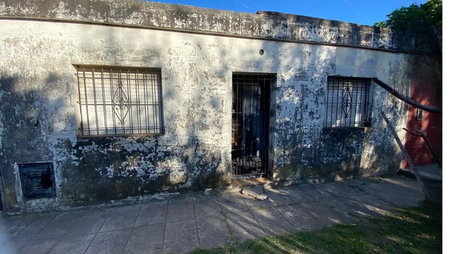 100% CASA ESTILO AMERICANA, EN LIBERTAD, MERLO. OCUPADA POR HEREDEROS.