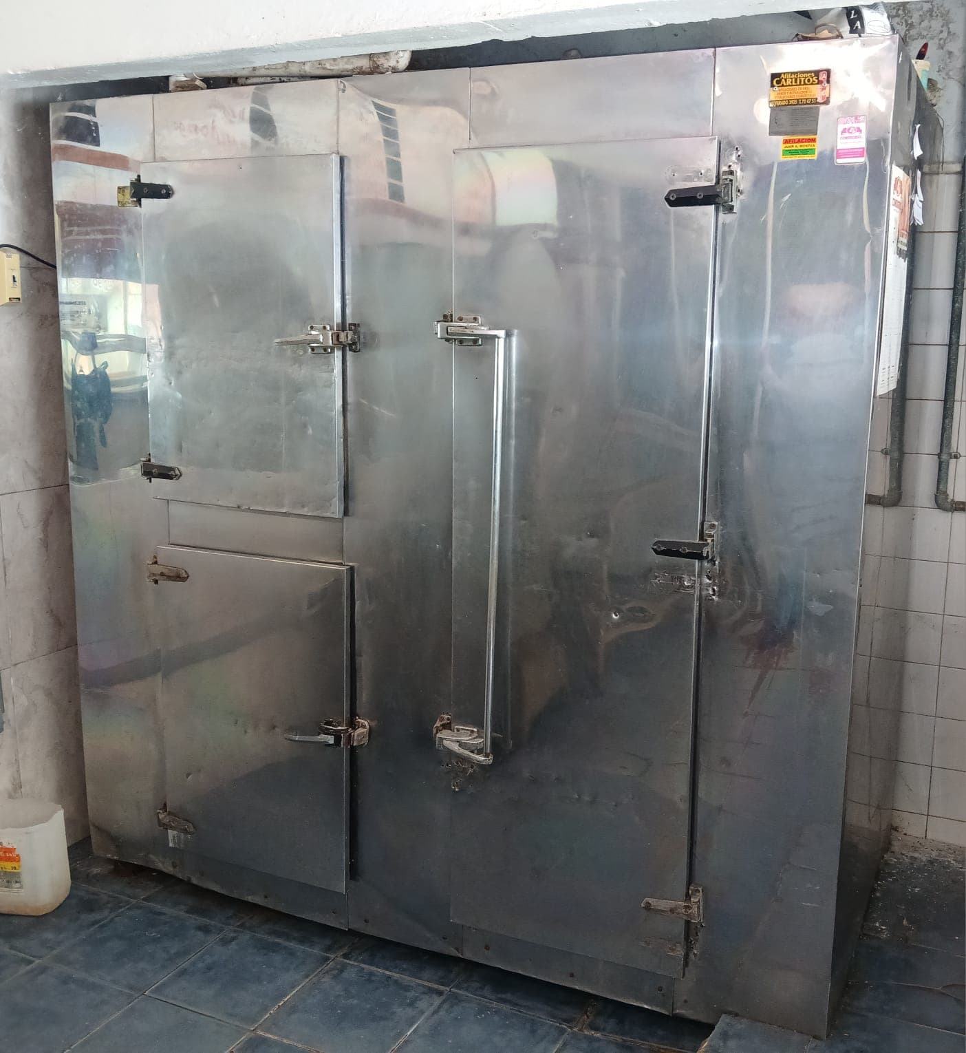 LOTE 3: CÁMARA DE FRÍO DE ACERO INOXIDABLE 3 PUERTAS DE 2,20 METROS DE ALTURA Y DOS METROS DE LARGO.