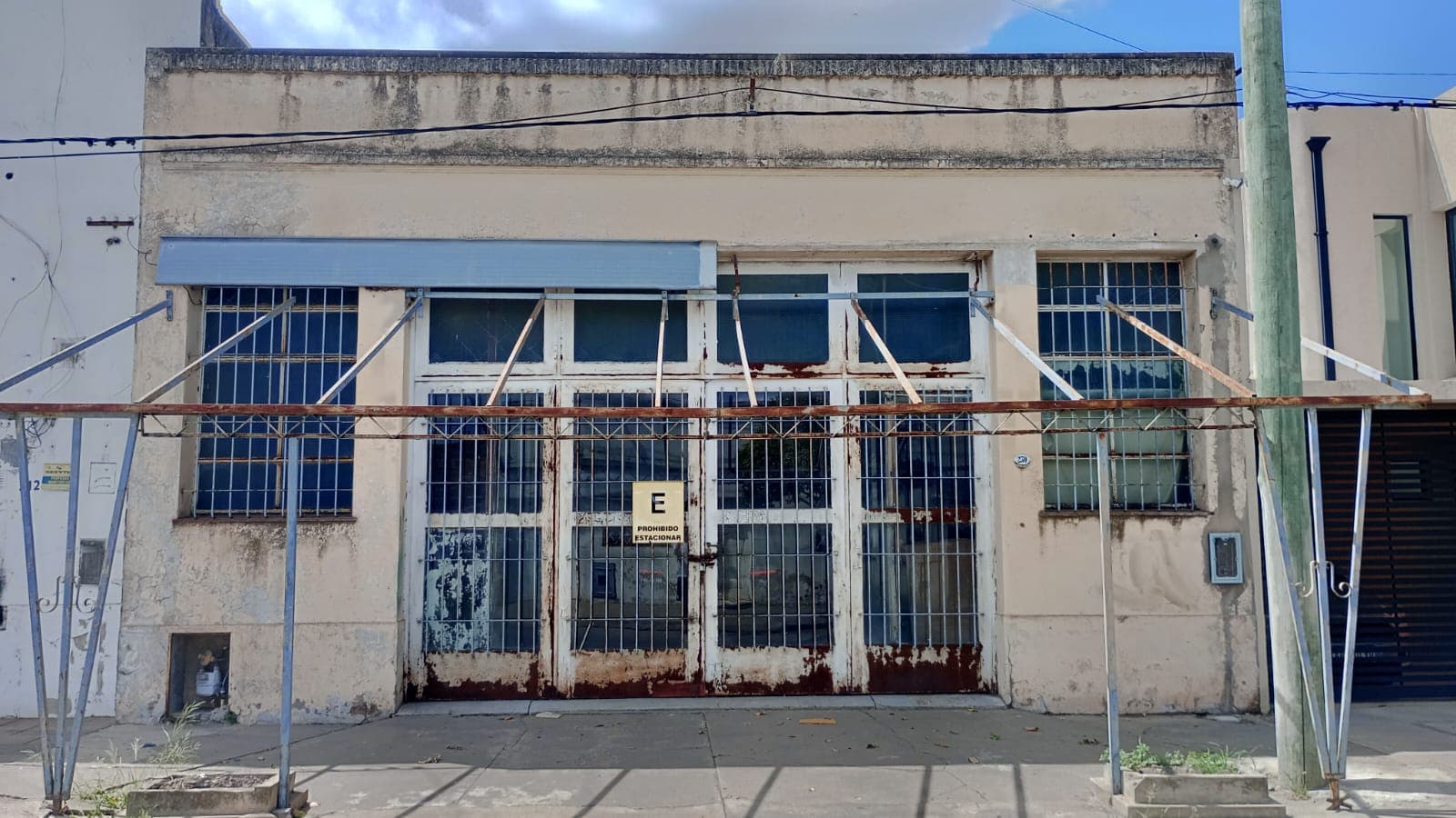 Inmueble ubicado en calle Alberdi N° 230 entre Necochea y Bartolomé Mitre de Lobos. Desocupado.