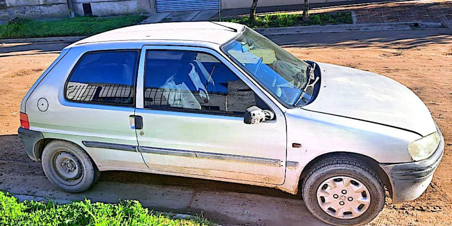 Automotor Peugeot 106 XN, dominio CLL807, año 1999.