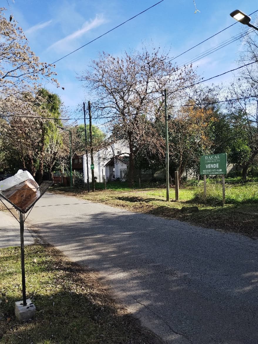 Lote de terreno ubicado en 16 e/ 491 y 492, de Gonnet, La Plata. Baldío.  Desocupado.