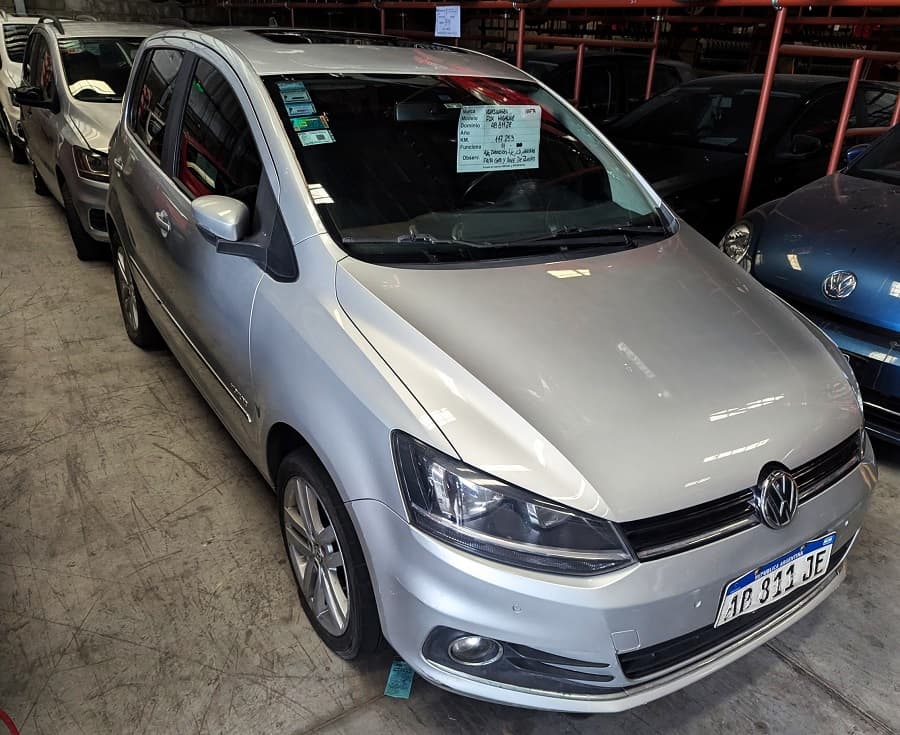 Subasta Automotor VOLKSWAGEN, Modelo: FOX 1.6 color GRIS PLATA DOMINIO: AB811JE.