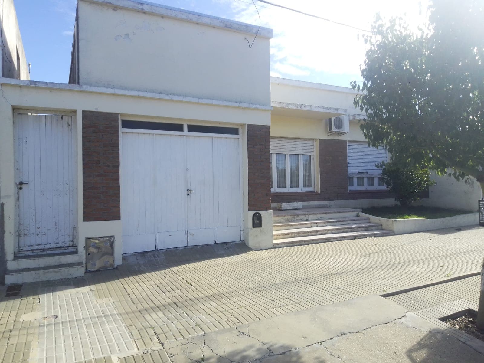 Vivienda con frente sobre calle SAENZ PEÑA Nº 653 de la ciudad de Trenque Lauquen.- Venta en Dolares