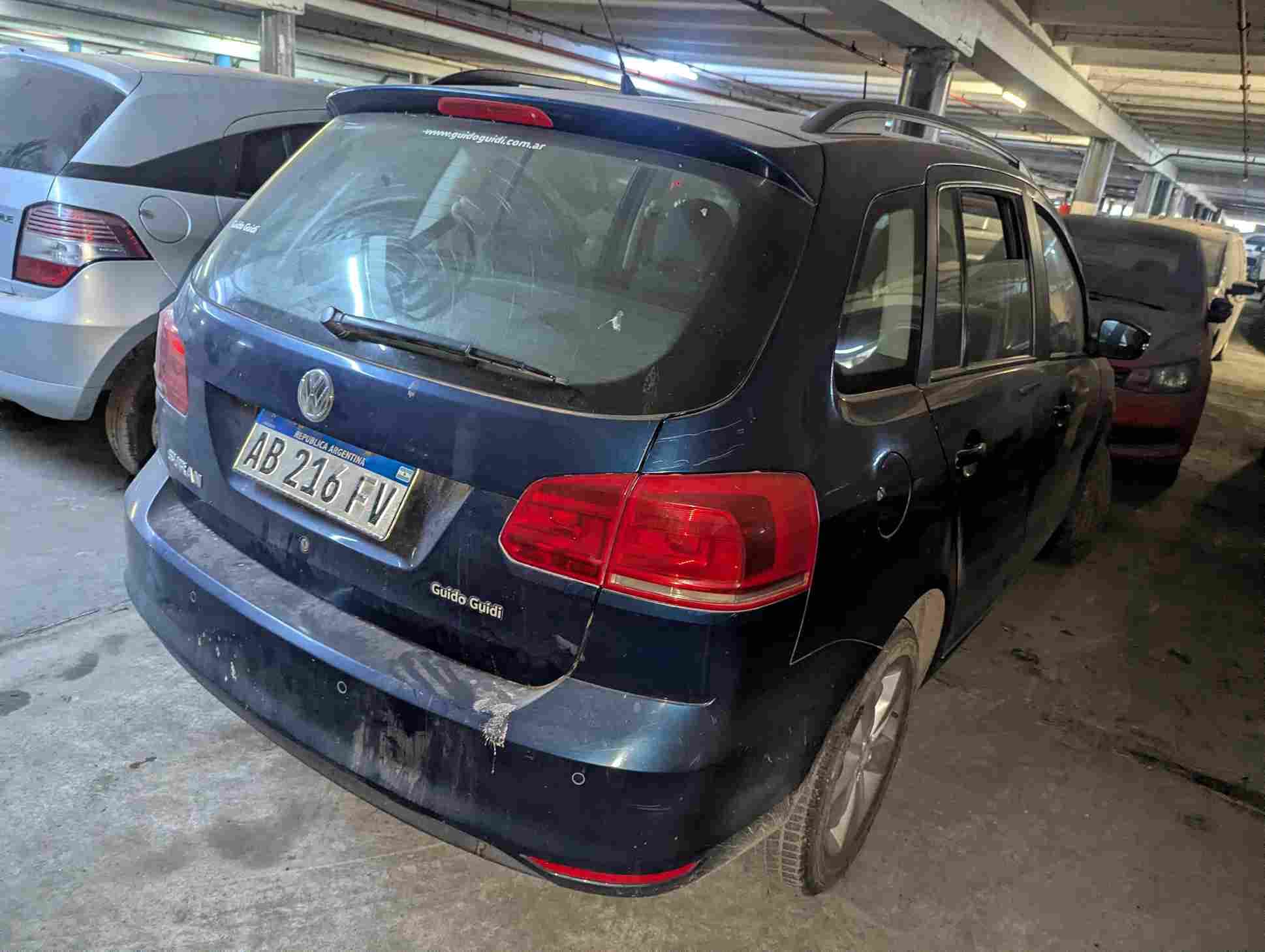 Automotor VW SURAN 1.6 5D 5 PUERTAS año: 2017, color azul  naftero, dominio AB216FV. Regular.