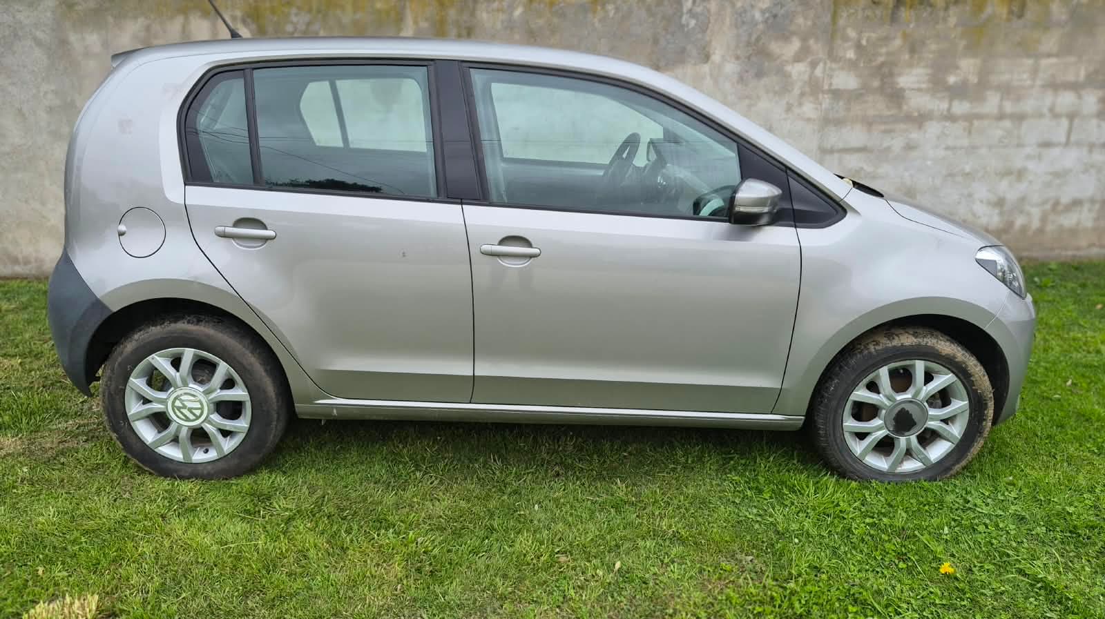 AUTOMOTOR  Marca VOLKSWAGEN Tipo SEDAN 5 PUERTAS HIGH UP! 1.0 MPI. - Dominio OVI072.  Año 2015.