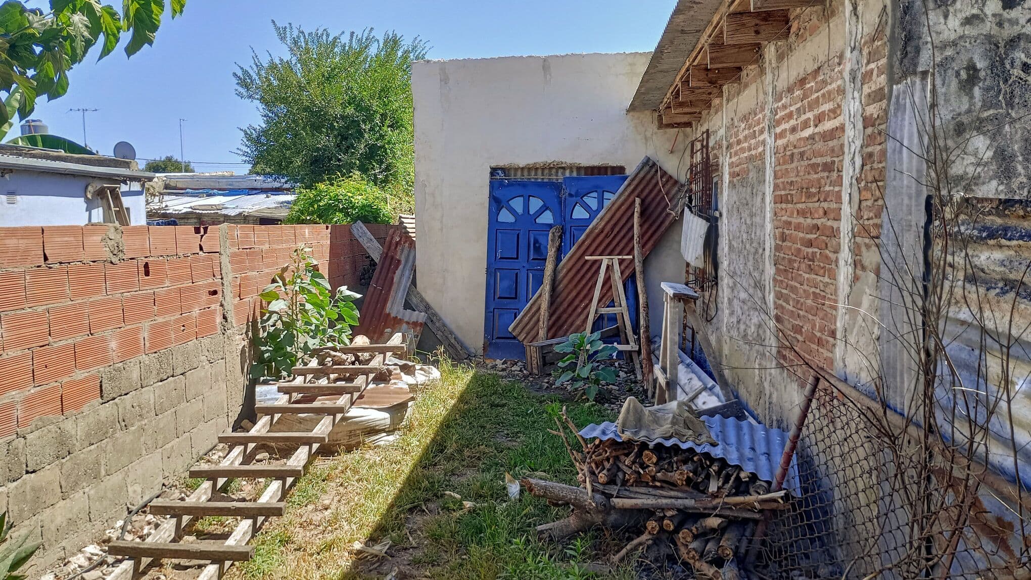Inmueble ubicado en calle 49 s/n entre 171 y 172 de la Localidad de Lisandro Olmos. OCUPADO.