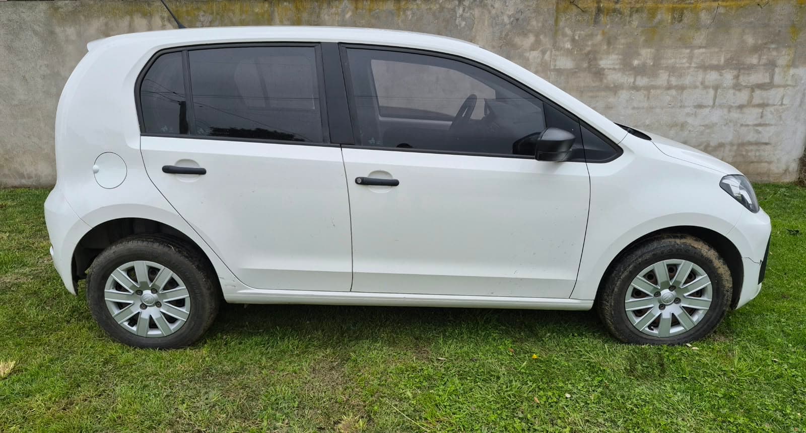 AUTOMOTOR Marca VOLKSWAGEN Modelo TAKE UP 1.0 MPI tipo Sedan 5 puertas. DOMINIO AD689GP.