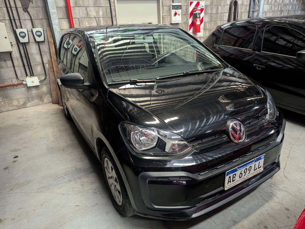 AUTOMOTOR VOLKSWAGEN SEDAN 3 PUERTAS, MODELO TAKE UP 1.0 MPI, AÑO 2017, color NEGRO. ESTADO REGULAR