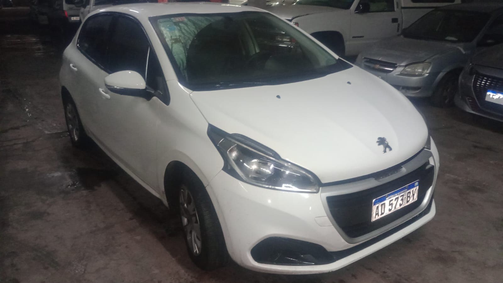 AUTOMOTOR PEUGEOT 208 Active 1.6 115, Sedan 5p, color blanco, Modelo año 2019. Estado REGULAR