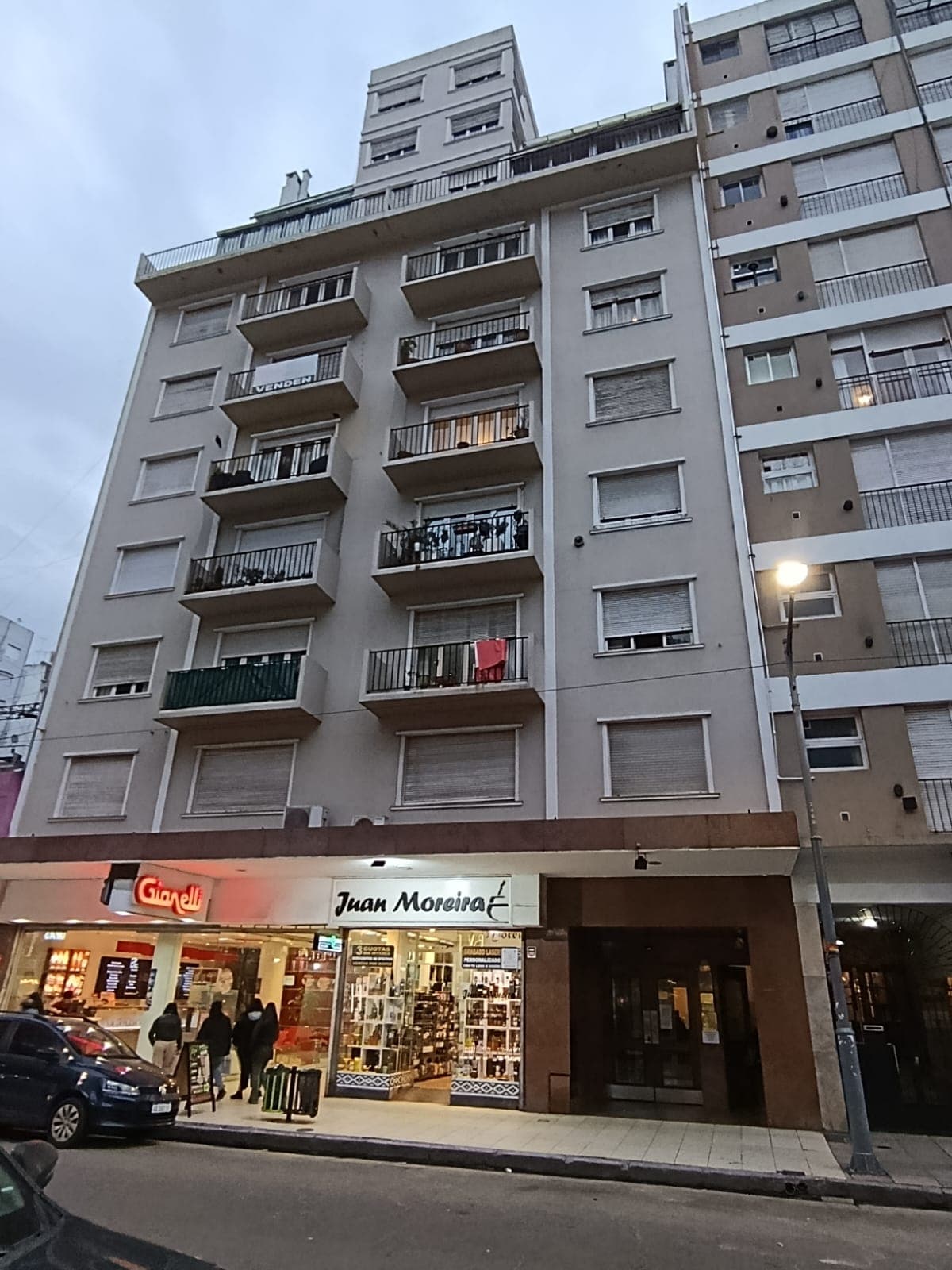 SUBASTA EN BLOCK de UNIDAD FUNCIONAL Y BAULERA sitos en calle  Rivadavia N°2456 de  Mar del Plata.