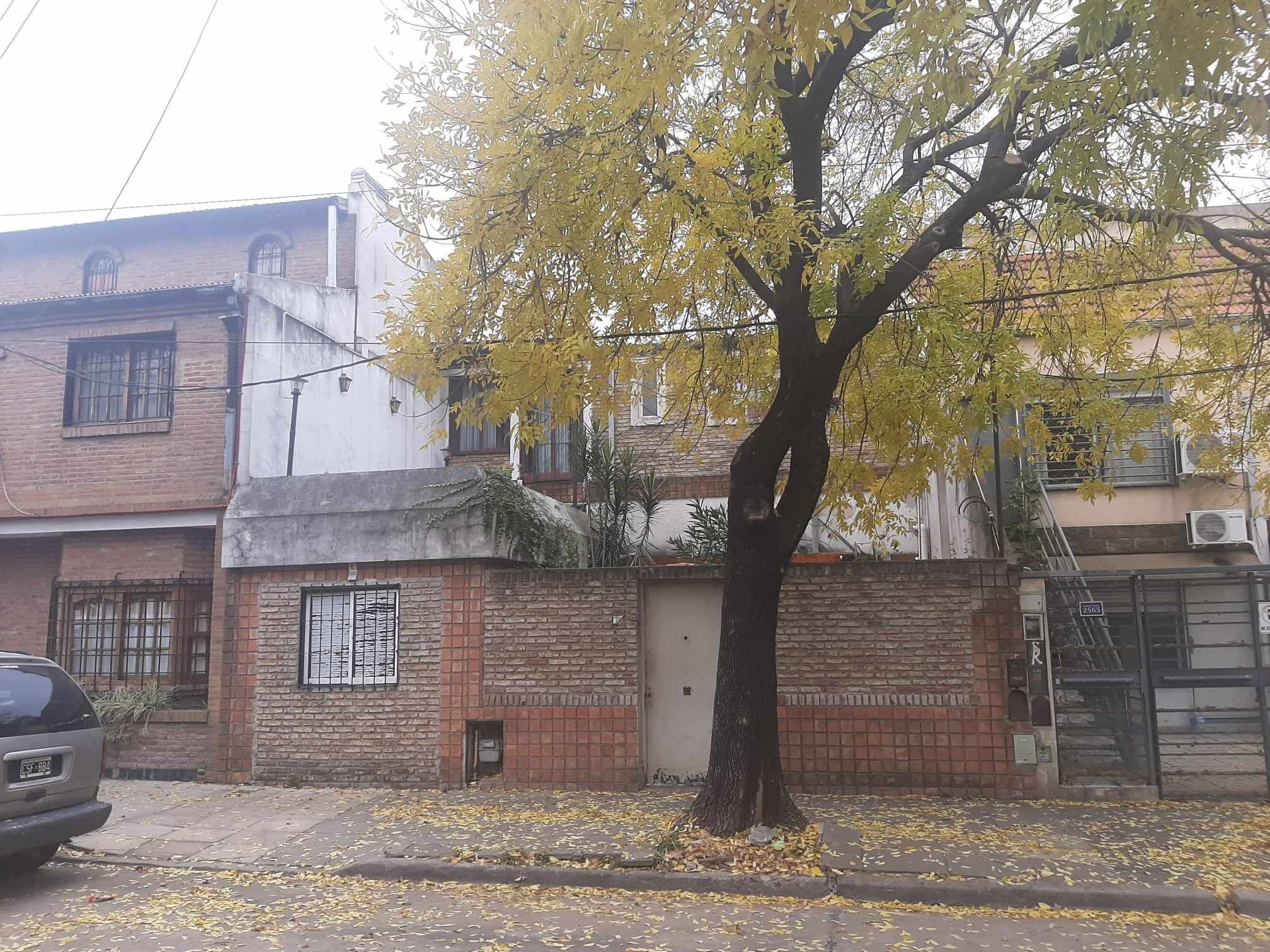 EN DÓLARES- 65 % INDIVISO- VILLA REAL- CASA EN DOS PLANTAS- LOTE PROPIO- C.A.B.A