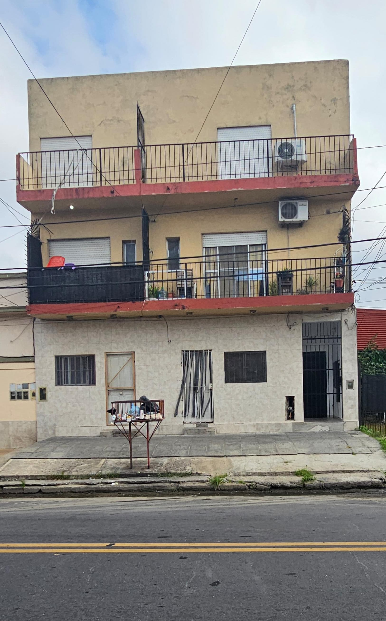 EN DÓLARES- AVELLANEDA- OCUPADO- INMUEBLE SOBRE LOTE PROPIO- PCIA. DE BUENOS AIRES.
