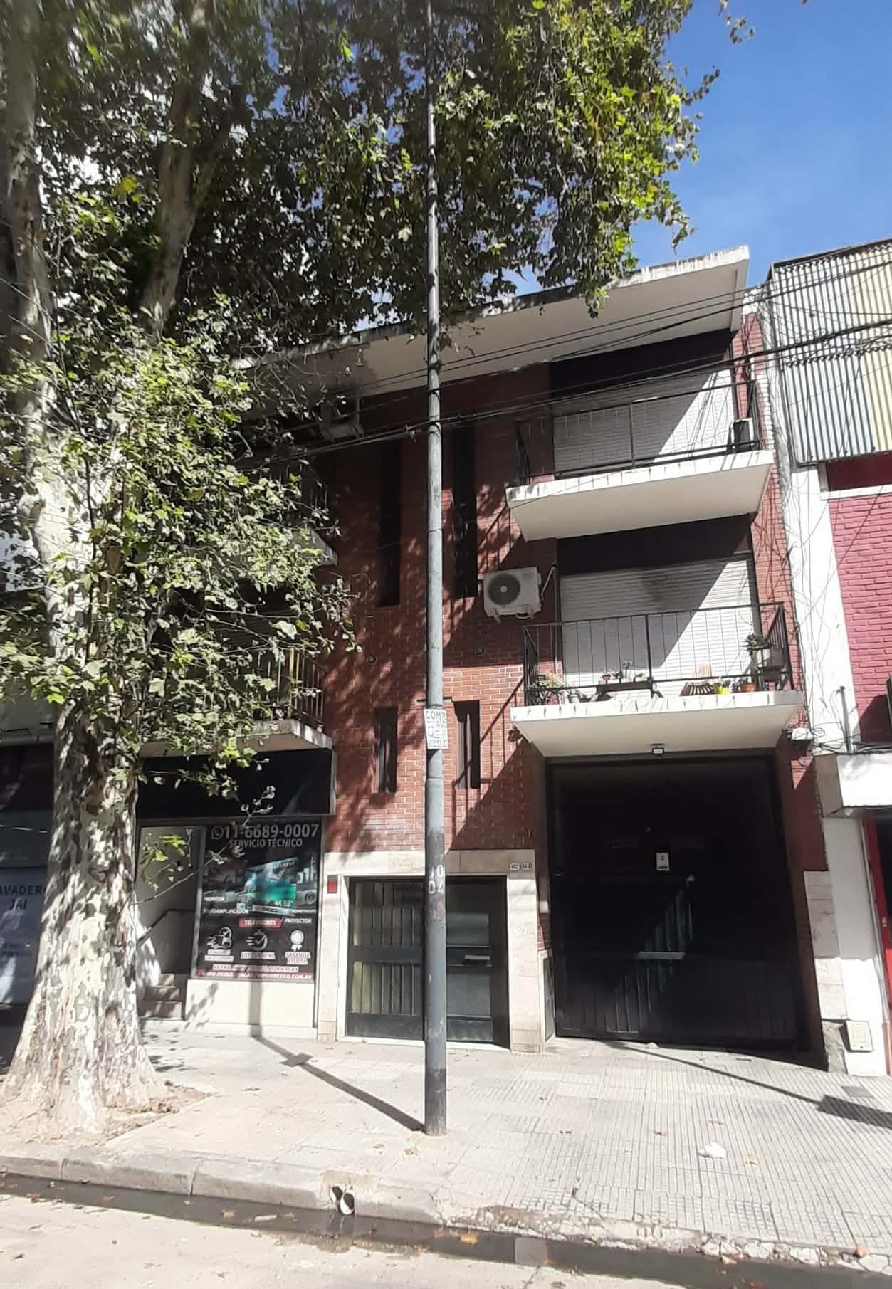 EN DÓLARES- FLORES- DEPTO. TIPO DUPLEX C/COCHERA 3 AMB.- C.A.B.A.-