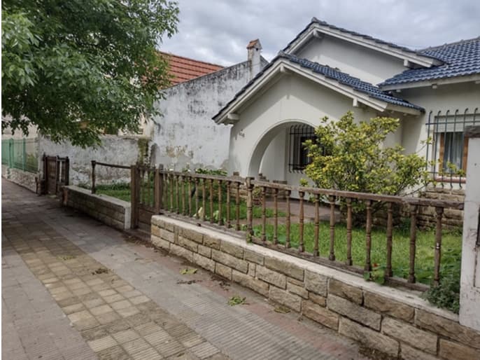 EN DÓLARES- 50 % INDIVISO- NECOCHEA-CASA - 4 AMB. C/DEP., JARDIN, COCHERA- OCUPADO- PCIA. BS.AS.