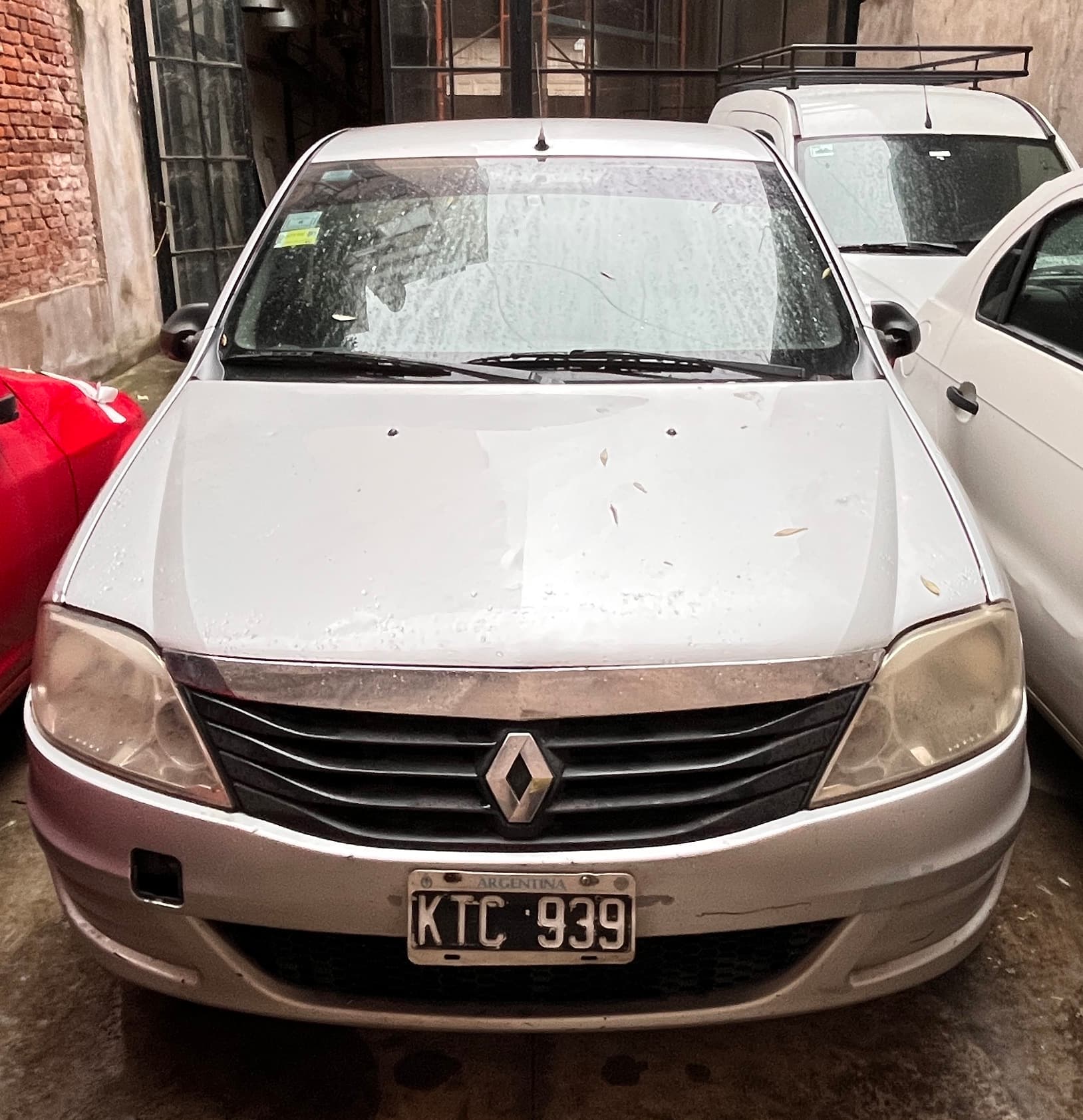 AUTOMOTOR- RENAULT LOGAN AUTHENTIQUE 1.6 PACK I- AÑO 2012- COLOR GRIS-ESTADO REGULAR-