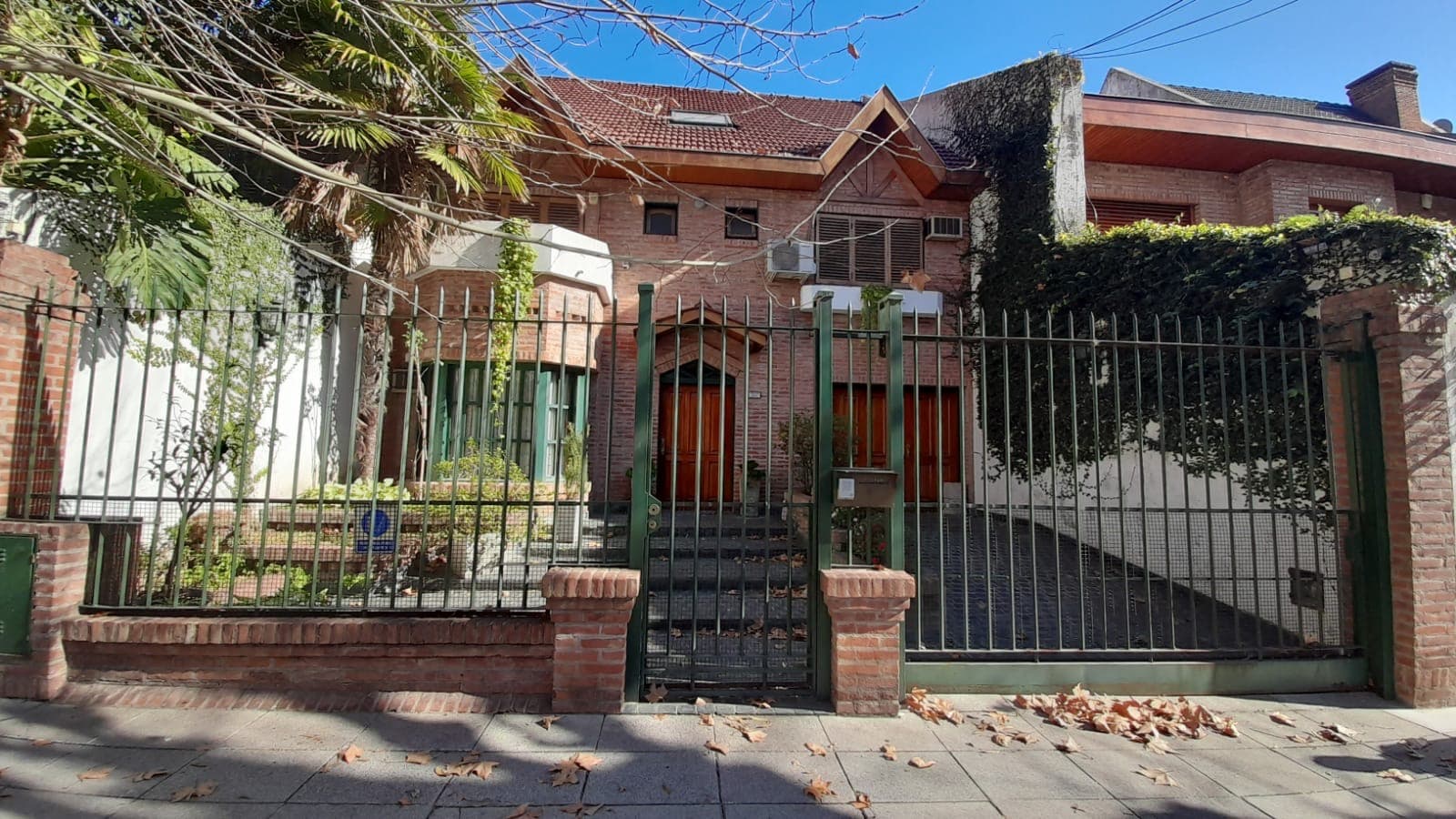 EN DÓLARES- CABALLITO- CASA EN 3 PLANTAS C/PILETA- C.A.B.A-