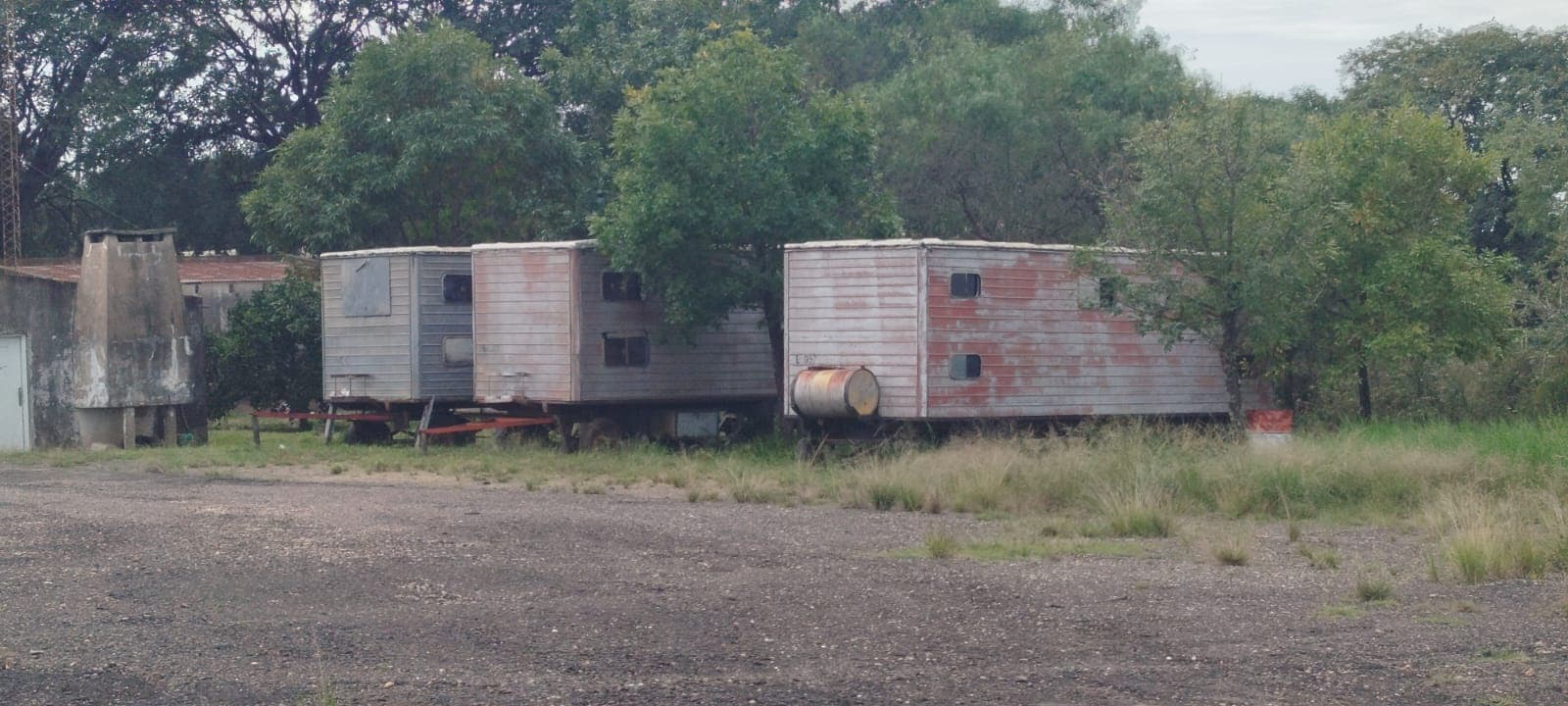 EN DÓLARES- 4 CASILLAS RODANTES ''AGROCABINA'' Y UN GENERADOR ELÉCTRICO-