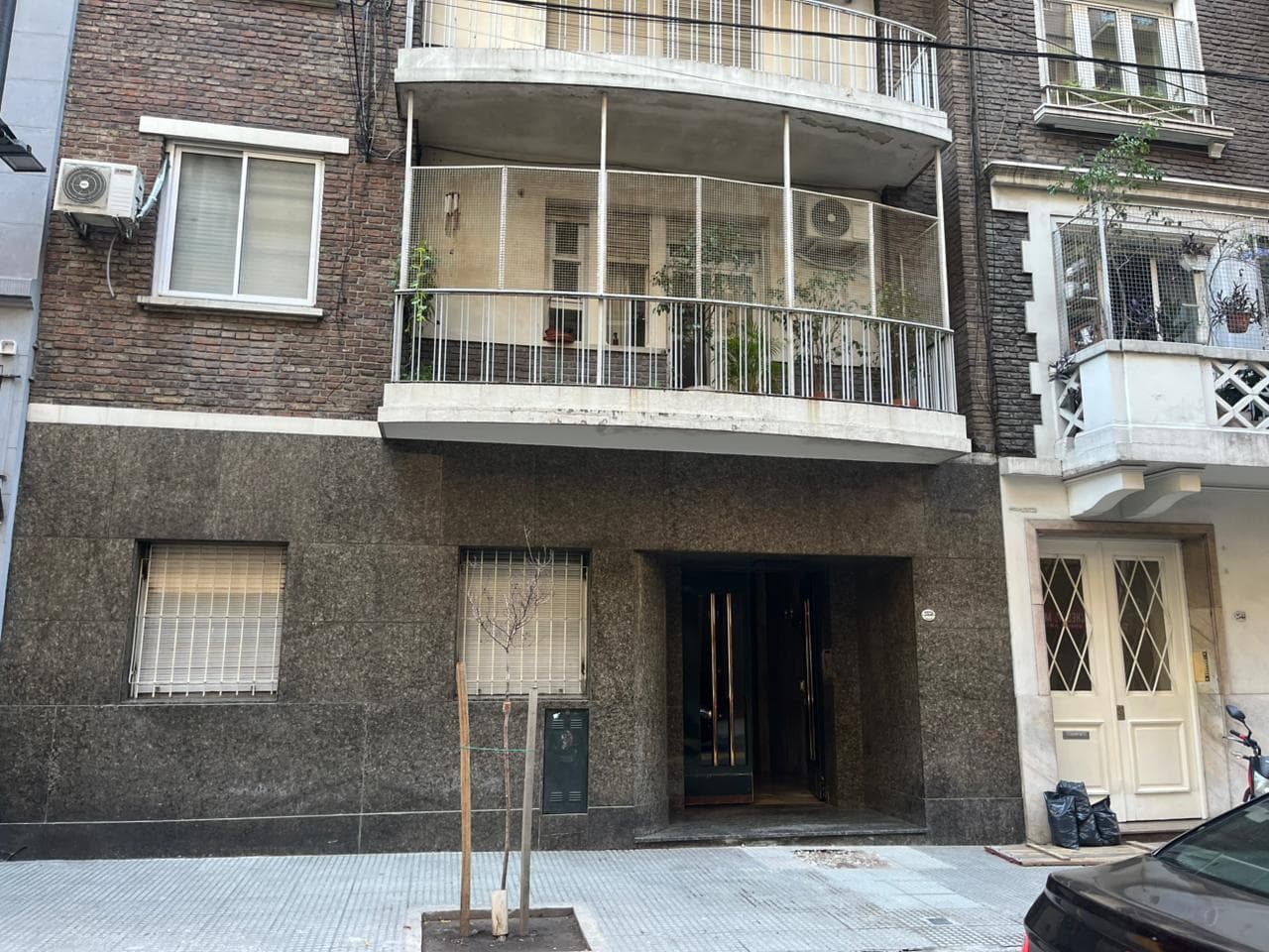 EN DÓLARES - ACCIONES Y DERECHOS HEREDITARIOS SOBRE 100% DEL INMUEBLE EN LA CALLE CHARCAS (C.A.B.A.)