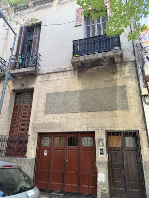EN DÓLARES- CONSTITUCIÓN- OCUPADO- CASA EN DOS PLANTAS- C.A.B.A.-