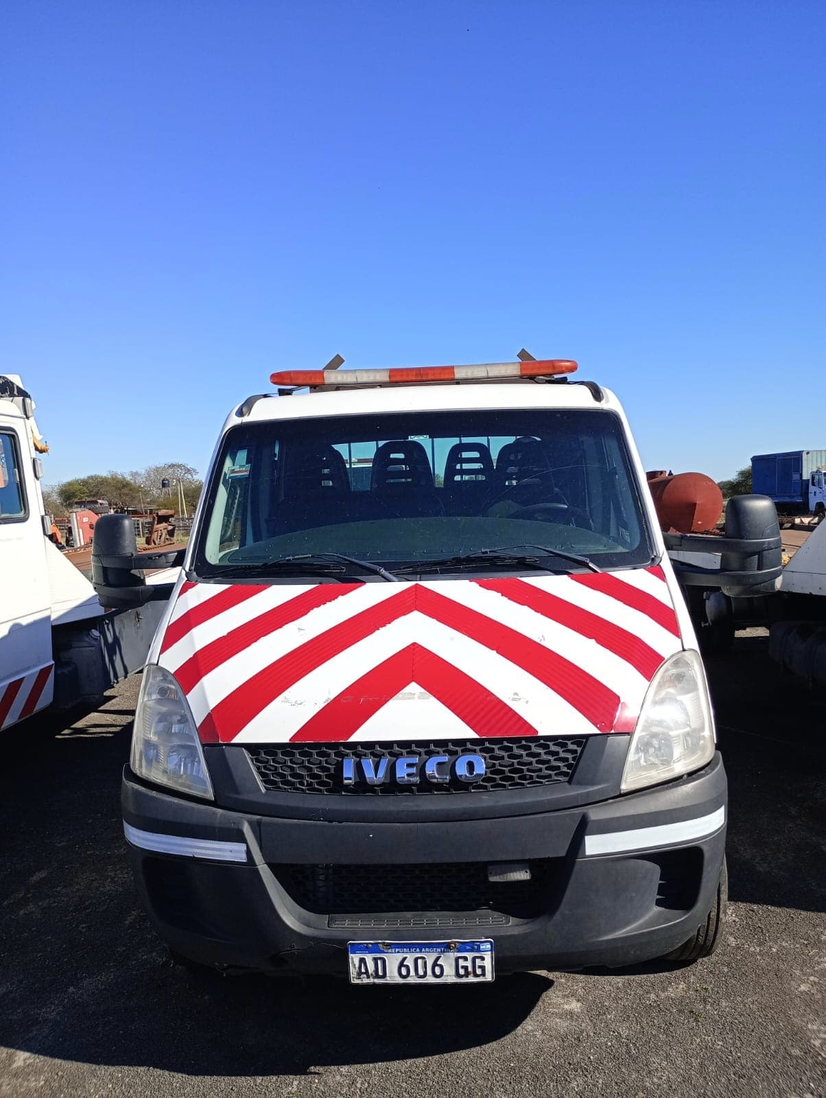 CAMIÓN CON CABINA DOBLE C/BANDEJA P/AUTOS- IVECO- DAILY 70C17 PASO 4350- AÑO 2019- ESTADO BUENO-