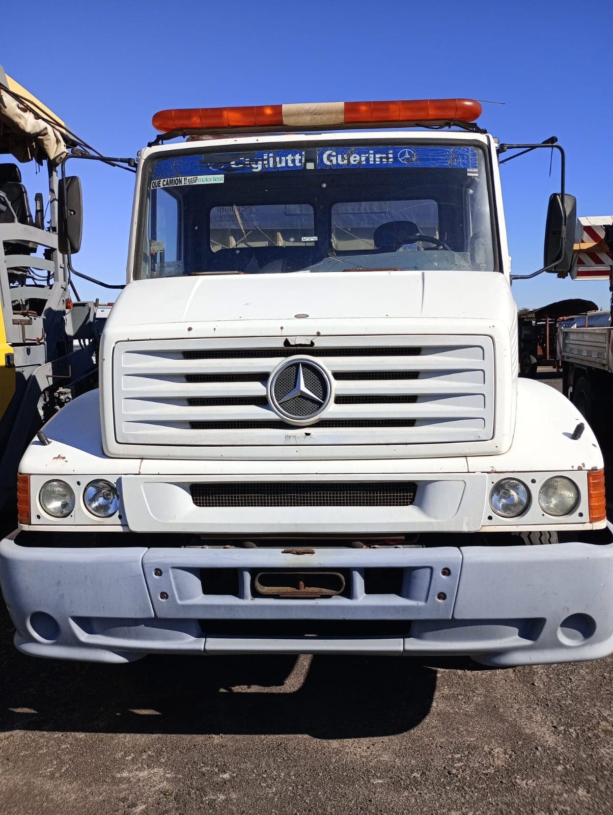 CAMIÓN C/ CABINA Y  C/CAJA METÁLICA-MERCEDES BENZ-L 1218 R- AÑO 1999- ESTADO BUENO