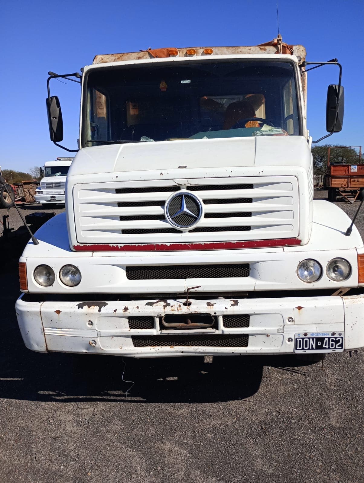 CAMIÓN C/ CABINA Y C/CAJA METÁLICA-MERCEDES BENZ-L 1218 R- AÑO 2001- ESTADO REGULAR-