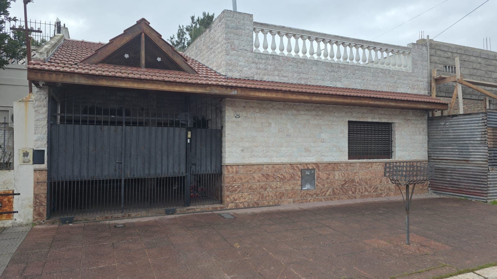EN DÓLARES- LANÚS ESTE- CASA C/ JARDÍN, PILETA Y JACUZZI- OCUPADO- PCIA. BUENOS AIRES