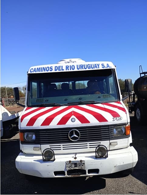 CAMIÓN C/ CABINA Y C/BANDEJA P/AUTOS-MERCEDES BENZ 710- AÑO 2007- ESTADO BUENO
