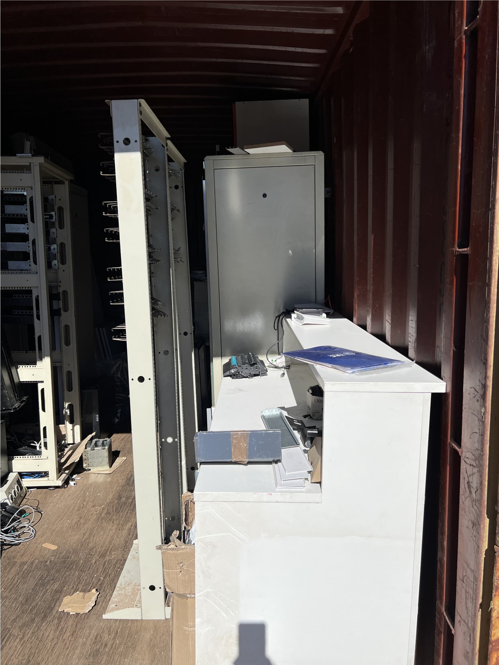 LOTE DE MOBILIARIO DE OFICINA, EQUIPAMIENTO INFORMÁTICO, TELEFONÍA Y DIVERSOS ACCESORIOS